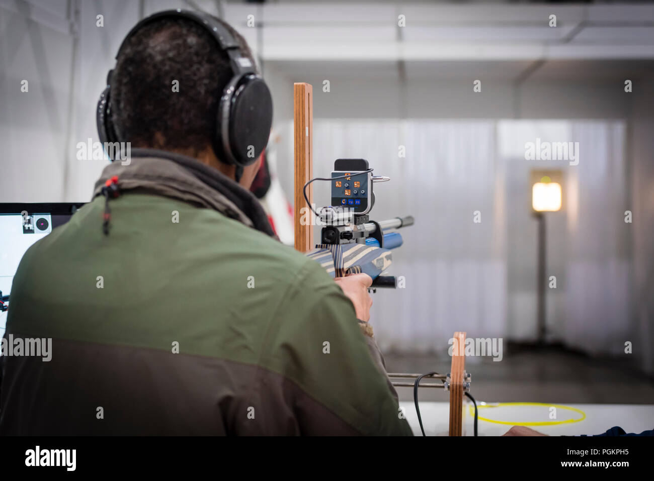 Un uomo cieco è un puntamento appositamente attrezzate per fucile a bersaglio su una competitiva di tiro. Foto Stock