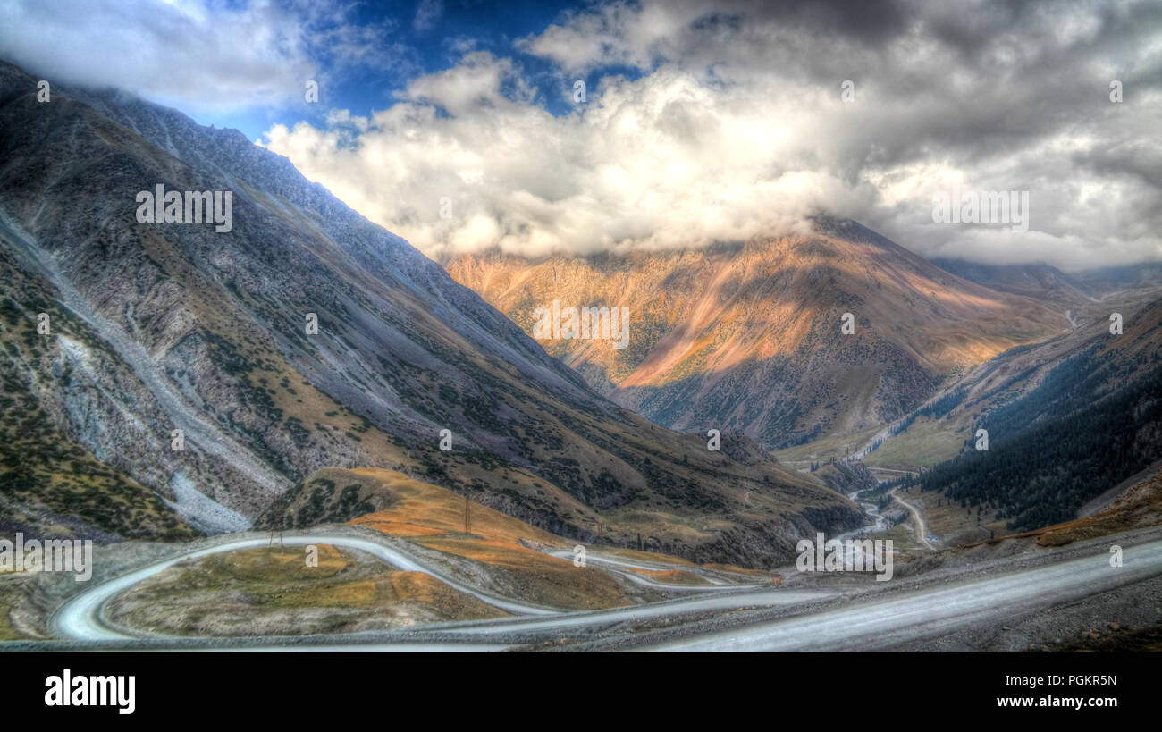 Strada a serpentina per Barskoon pass, fiume e gorge e Sarymoynak pass a Jeti-Oguz, Kirghizistan Foto Stock