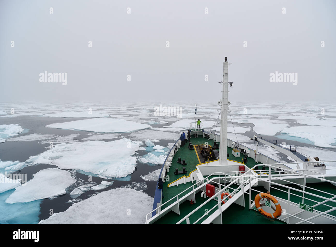 La nave di crociera sulla strada per il mare di ghiaccio, Oceano Artico, Svalbard, Norvegia Foto Stock