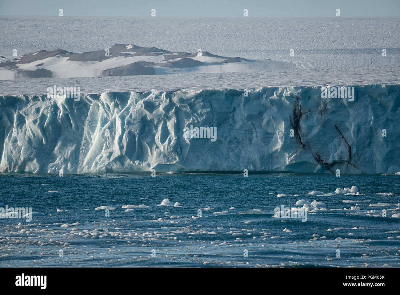 Paesaggio artico nell'alto nord a Bråsvellbreen, parte della calotta artica di ghiaccio Austfonna, Nordaustlandet, Svalbard, Norvegia Foto Stock