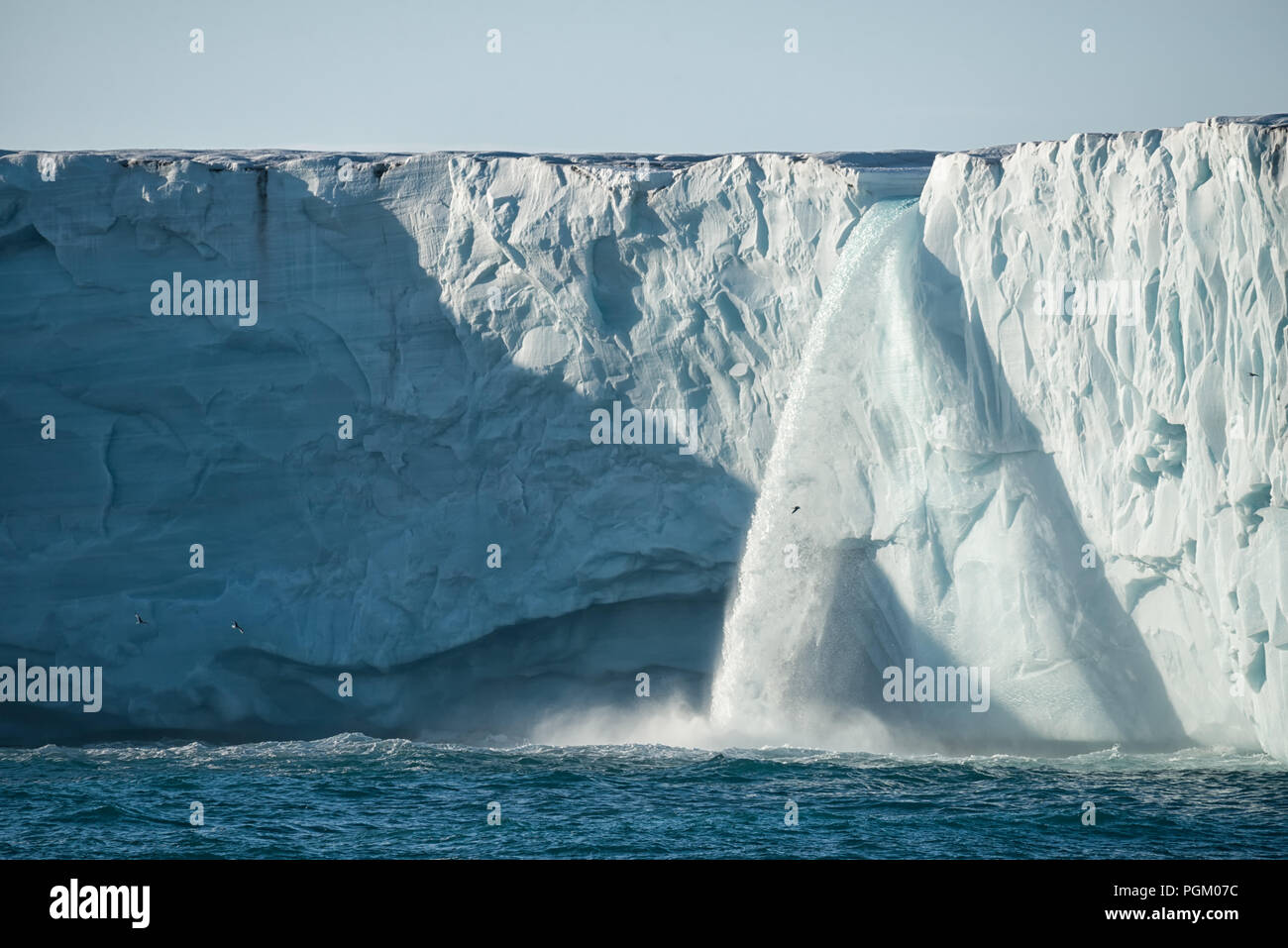 Acqua di fusione del ghiacciaio Bråsvellbreen, parte della calotta artica di ghiaccio Austfonna, Nordaustlandet, Svalbard, Norvegia Foto Stock