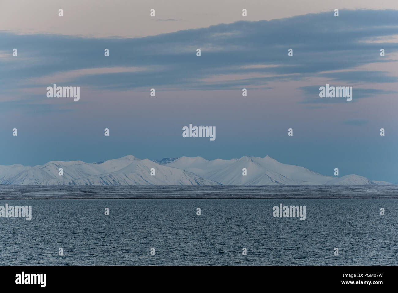 Bellissimo paesaggio artico con la caratteristica twilight all arcipelago delle Svalbard a fine agosto, Norvegia Foto Stock