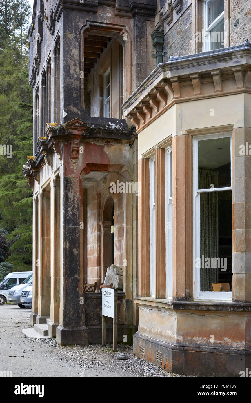 Il principale entrane con portico porticato e balcone sopra l. Benmore House casa attuale di Benmore Outdoor Center. Foto Stock