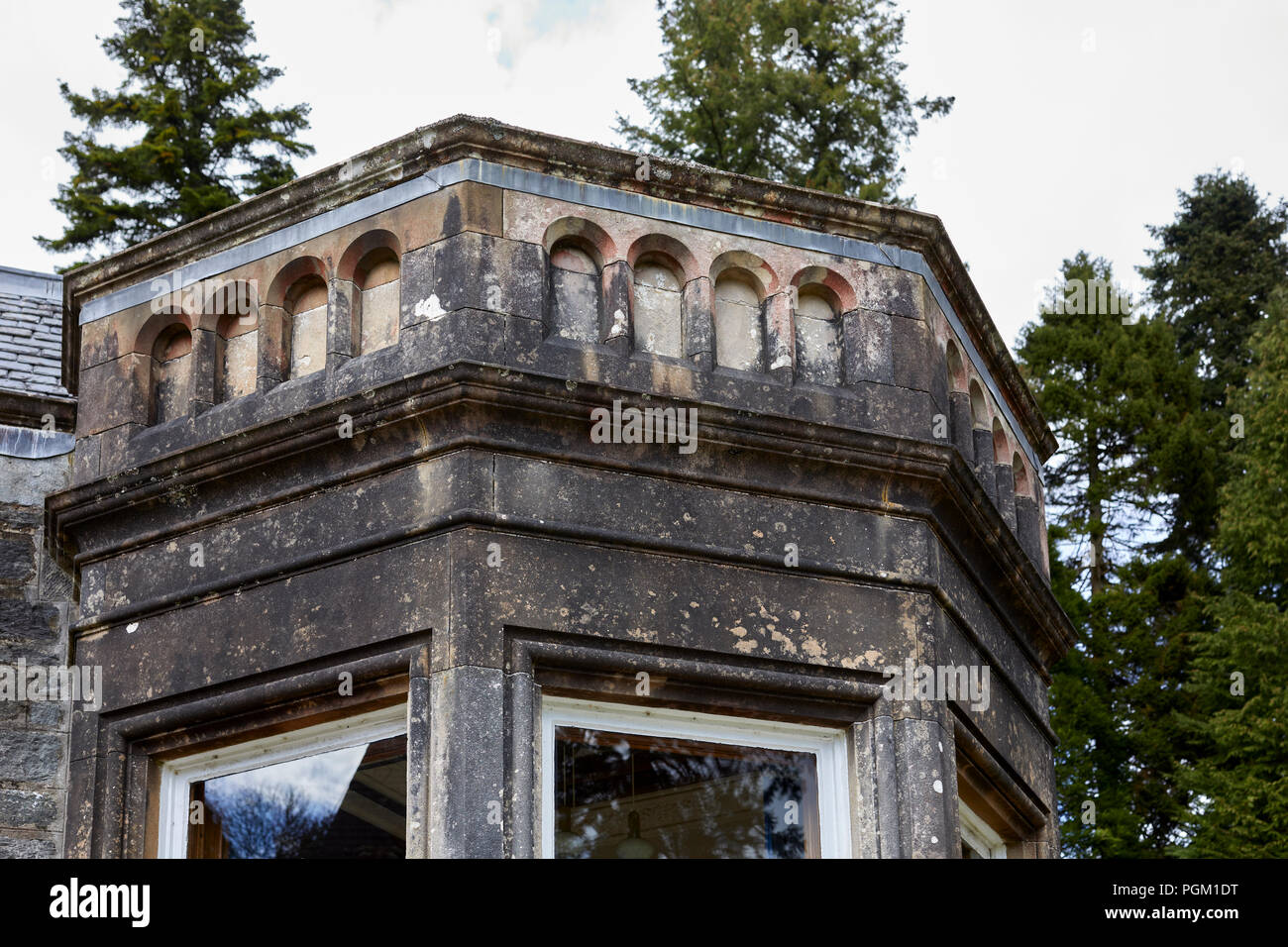Torre ornamentali su Benmore House casa attuale di Benmore Outdoor Center. Foto Stock