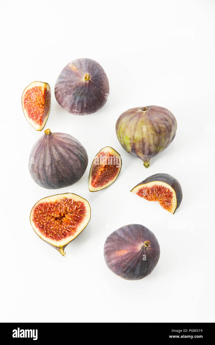 Frische Feigen (Ficus carica) vor weissem Hintergrund, Freisteller Feigen Foto Stock