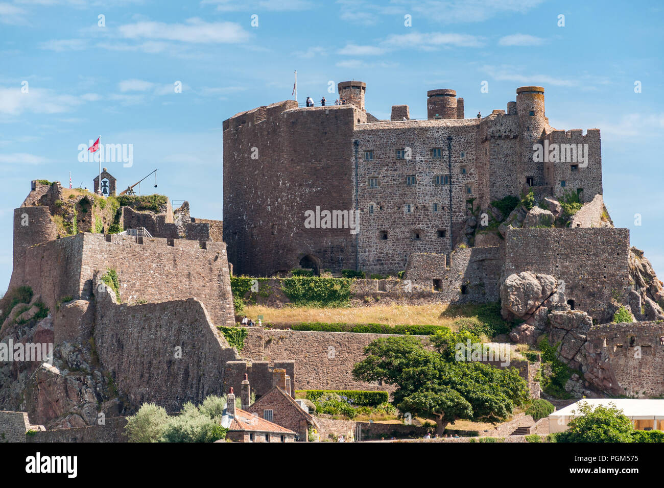 La fortezza medievale del Castello di Mont Orgueil siede sopra il villaggio di Gorey sull'isola di Jersey. L'immagine è stata presa su una luminosa giornata d'estate. Foto Stock