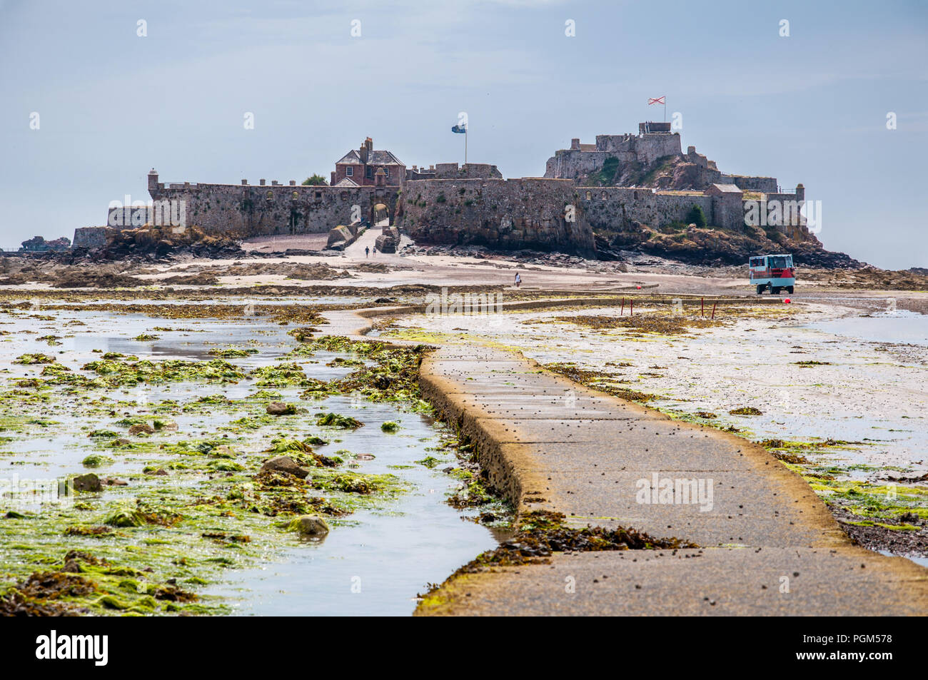 La causeway al Castello di Elizabeth in St Aubin's Bay sull'isola di Jersey con la bassa marea. La foto è stata scattata in una calda giornata d'estate nel mese di luglio Foto Stock