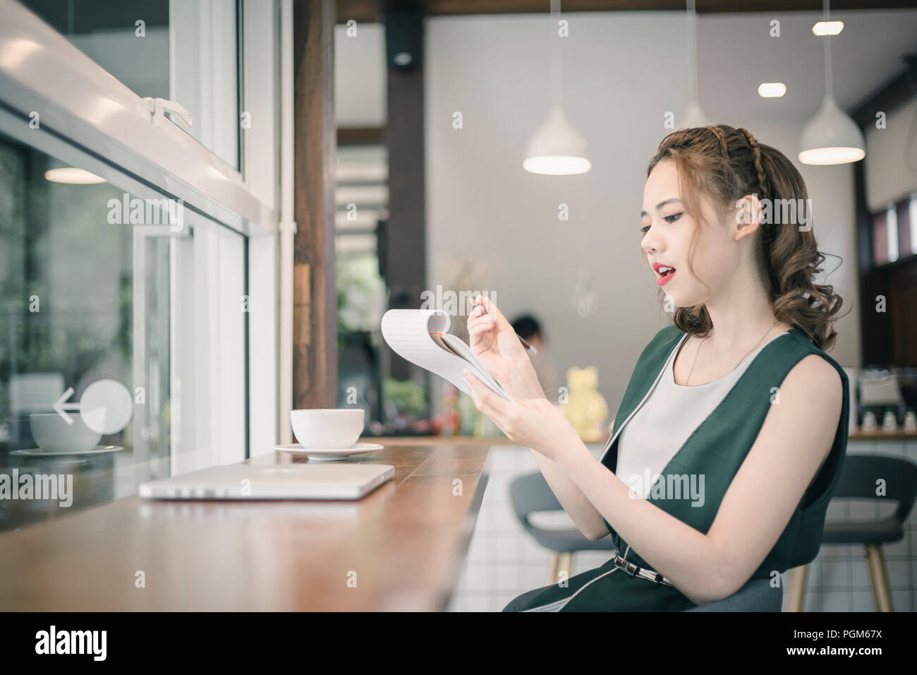 Fiducioso felicità giovane donna lavora su laptop o notebook nel suo ufficio. Bella Donna freelance che lavorano online a casa sua. Bellezza Asian busin Foto Stock