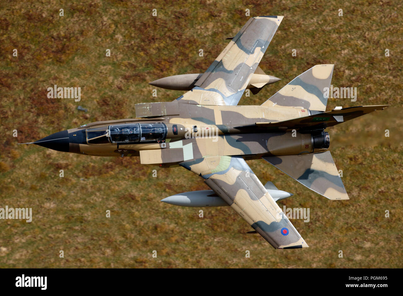 Panavia Tornado IDS ZH917 Royal Saudi Air Force, BAe Warton prova i piloti vola attraverso il loop di Mach LFA7 Galles Foto Stock