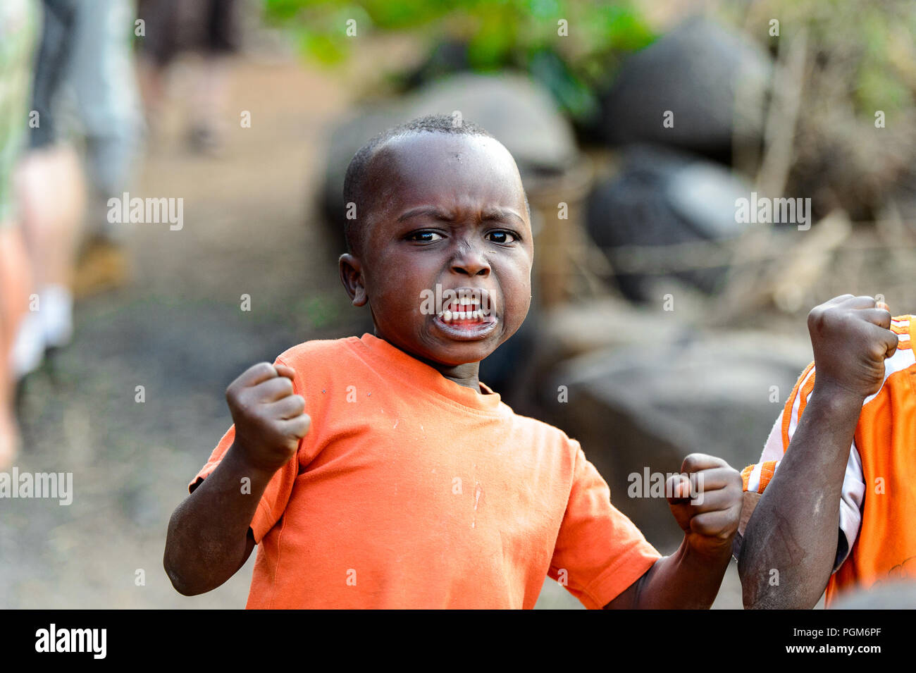Massiccio KABYE, TOGO - Jan 13, 2017: togolesi non identificato ragazzino alza le mani nel villaggio. Il Togo i bambini soffrono di povertà a causa della cattiva e Foto Stock