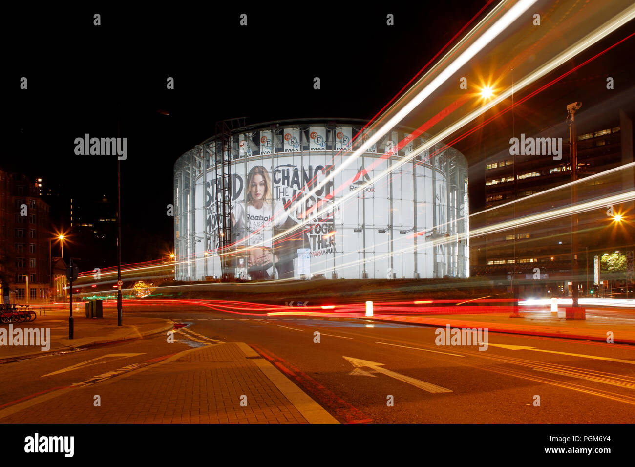 Londra BFI cinema IMAX a Waterloo, fotografato di notte, una lunga esposizione alla luce comprendono sentieri a sinistra passando il traffico. Foto Stock