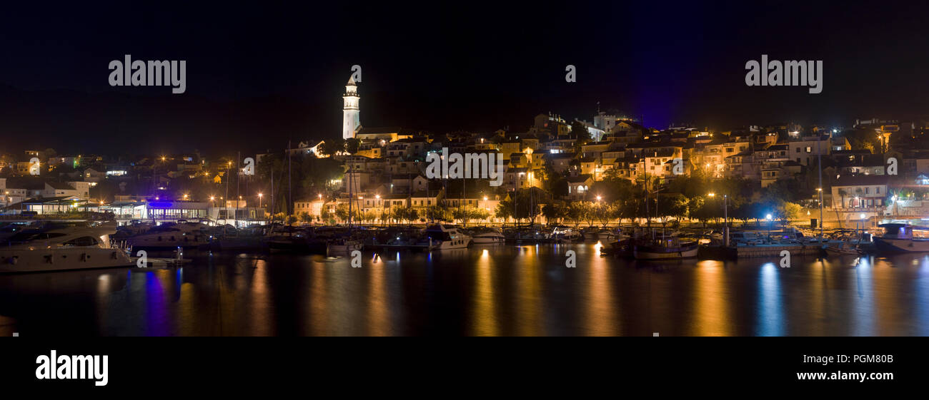 Città croata Novi Vinodolski Panorama di notte Foto Stock
