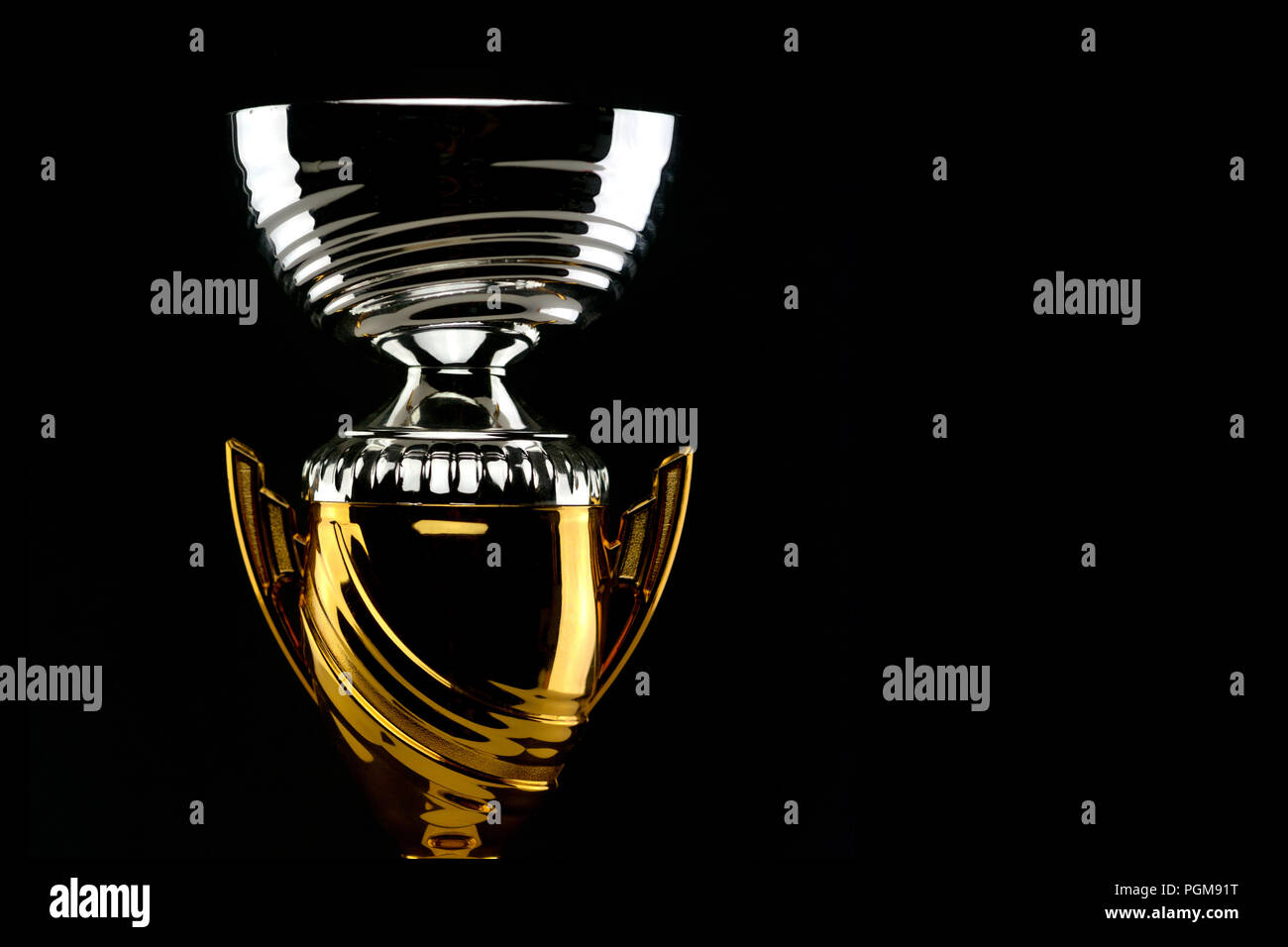 Dorato e argentato trofeo lucido su sfondo nero Foto Stock