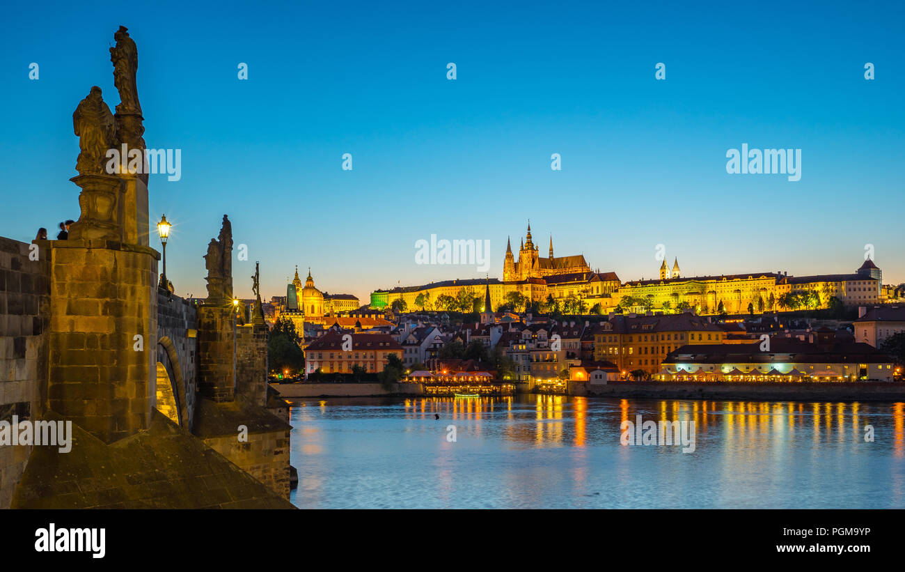 Vista panoramica sullo skyline di Praga in Repubblica ceca la notte. Foto Stock