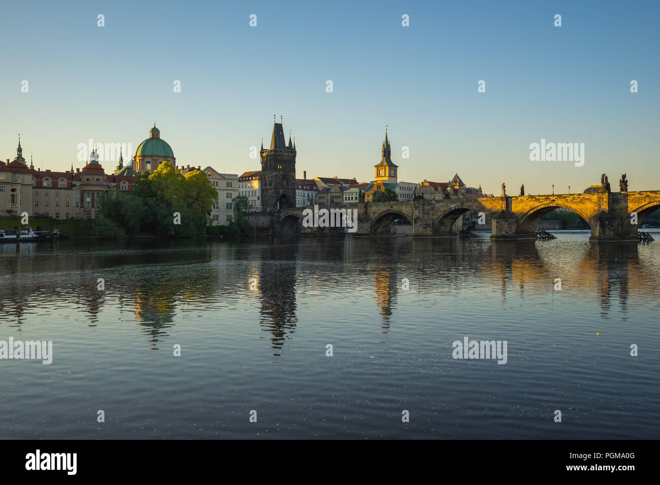 Torre del Ponte della Città Vecchia con il cielo di Praga nella Repubblica Ceca. Foto Stock