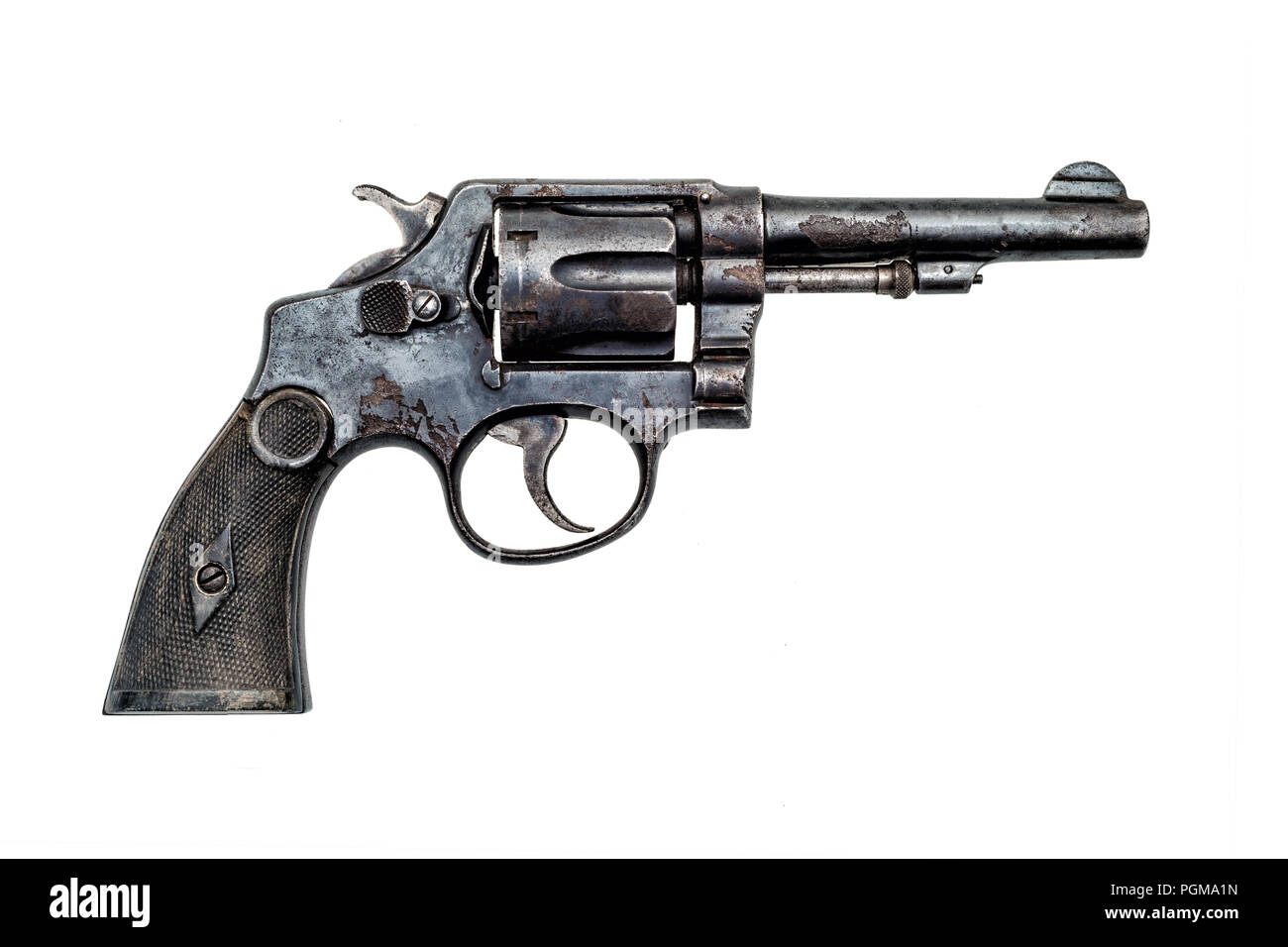 Vecchio polizia militare rusty revolver pistola su sfondo bianco Foto Stock