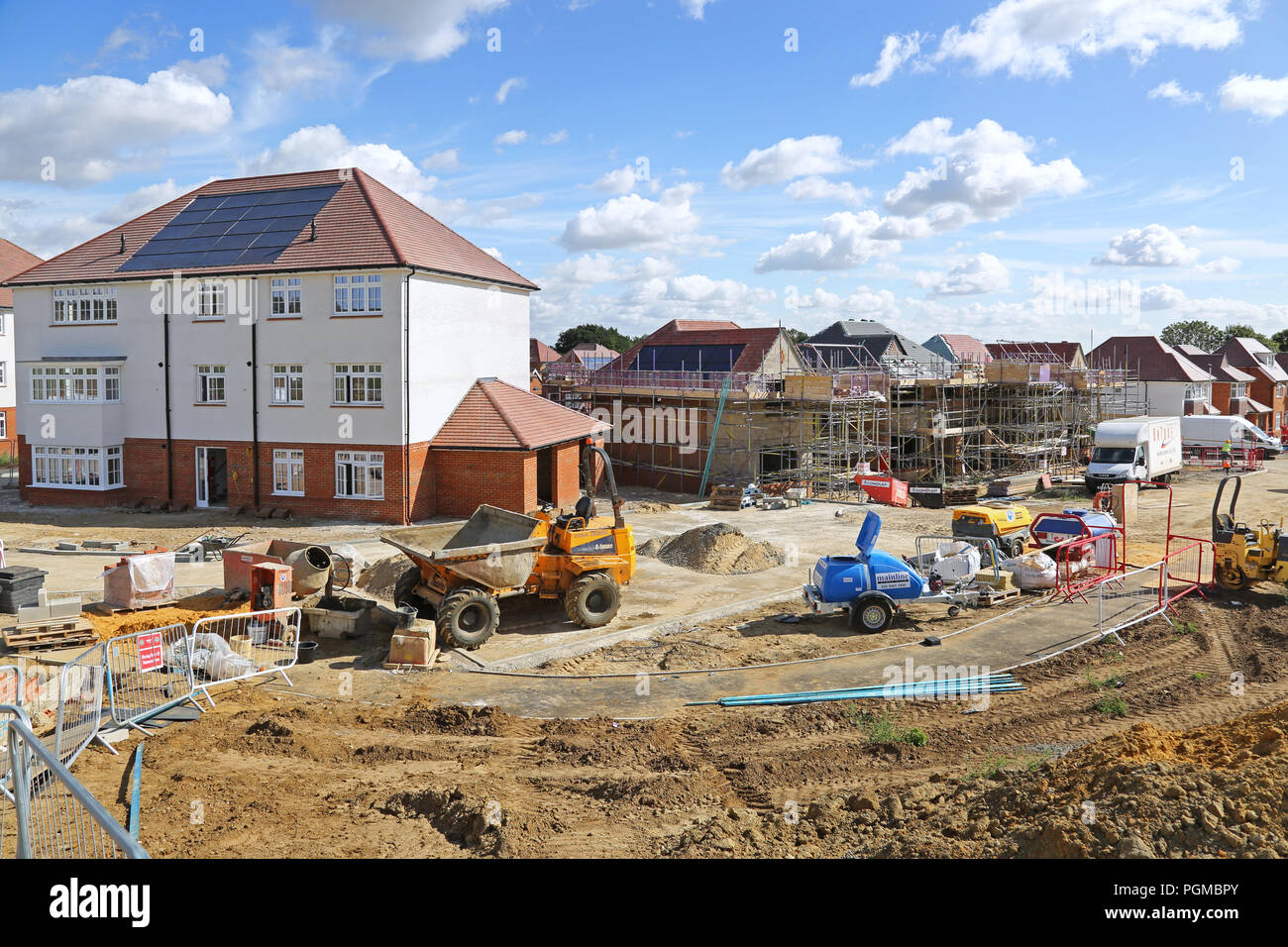 Nuove case in costruzione in Collina del Castello quartiere di Ebbsfleet Garden City, a sud est di Londra, Regno Unito. Un importante nuovo governo iniziativa di alloggiamento Foto Stock