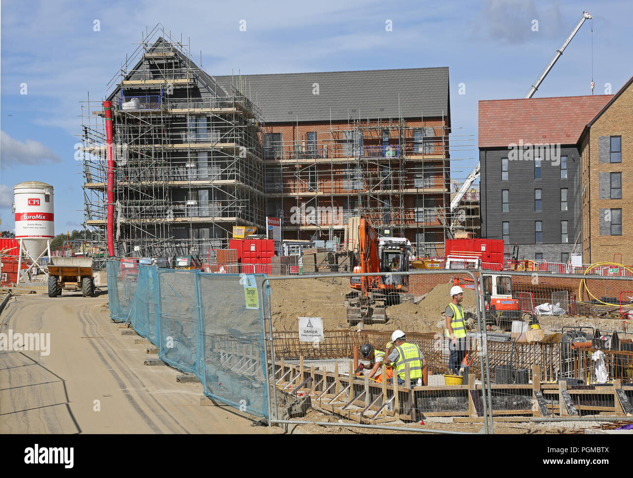 Nuove case in costruzione in Collina del Castello quartiere di Ebbsfleet Garden City, a sud est di Londra, Regno Unito. Un importante nuovo governo iniziativa di alloggiamento Foto Stock