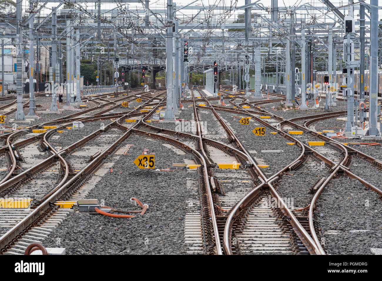 Una rete di intersezione linee ferroviarie o le tracce alla fine di Hornsby stazione ferroviaria che conducono a nord di stabulazione cantieri e di altre stazioni della rete Foto Stock