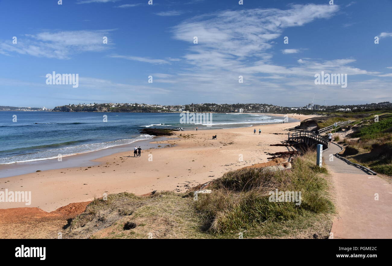 Vista di Dee Why beach (Sydney, Australia) su un soleggiato ma freddo giorno d'inverno. Foto Stock