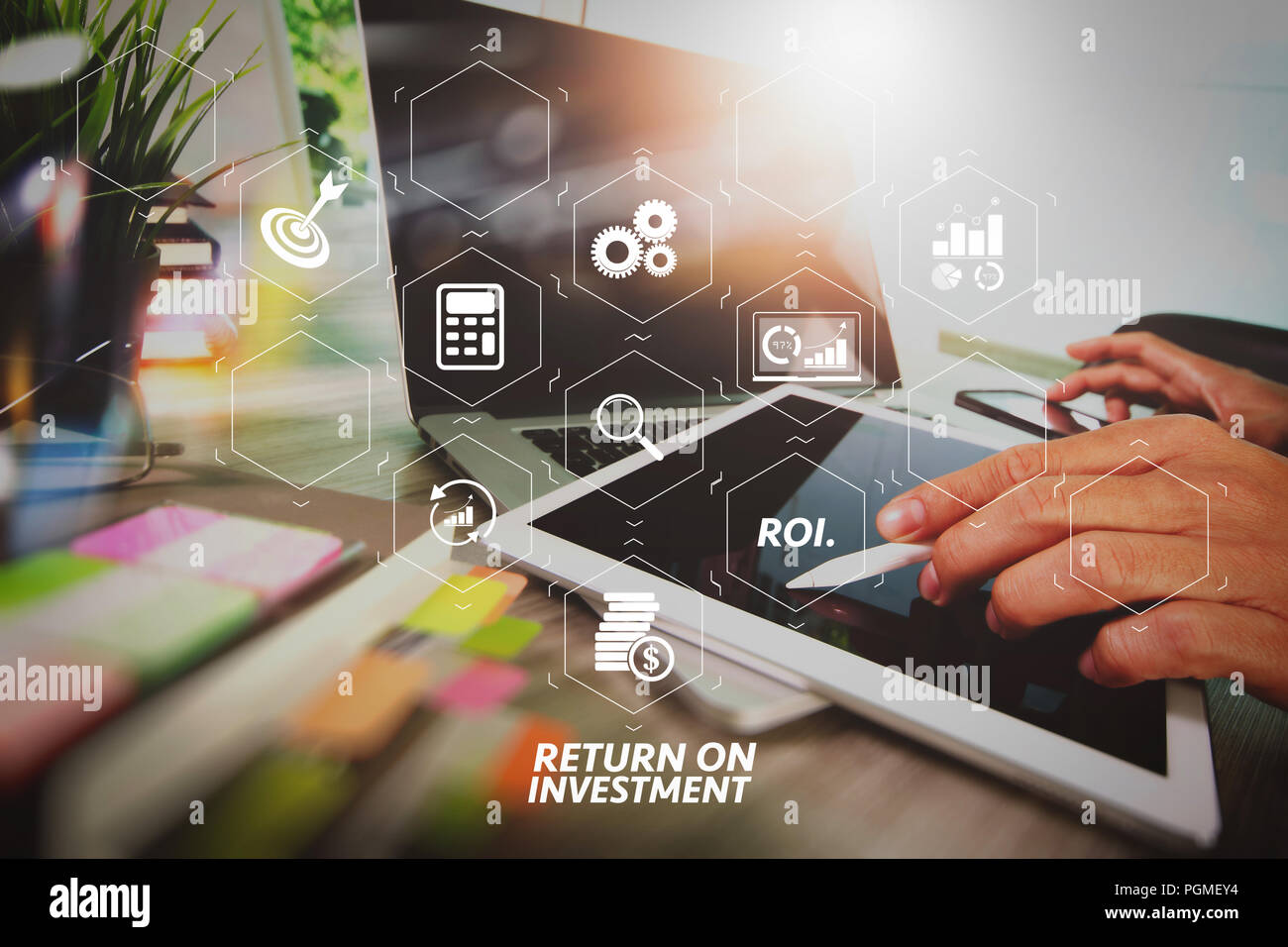 ROI più elevato ritorno sugli investimenti spia nel cruscotto virtuale per migliorare la business. imprenditore lavora con schermo vuoto tavoletta digitale computer e smar Foto Stock