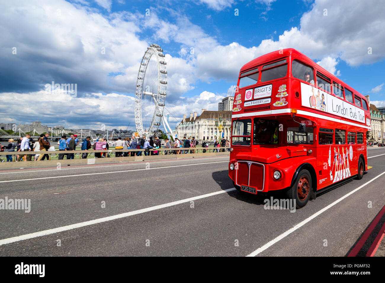 Tour in autobus di Londra, autobus rosso Routemaster. Tè pomeridiano di Brigit a bordo di un autobus di Londra. Westminster Bridge Road con London Eye, Millennium Wheel Foto Stock