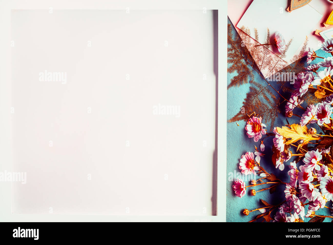 Vassoio bianco e fiori in autunno per la disposizione di caduta con foglie e crisantemo, vista dall'alto con spazio di copia Foto Stock