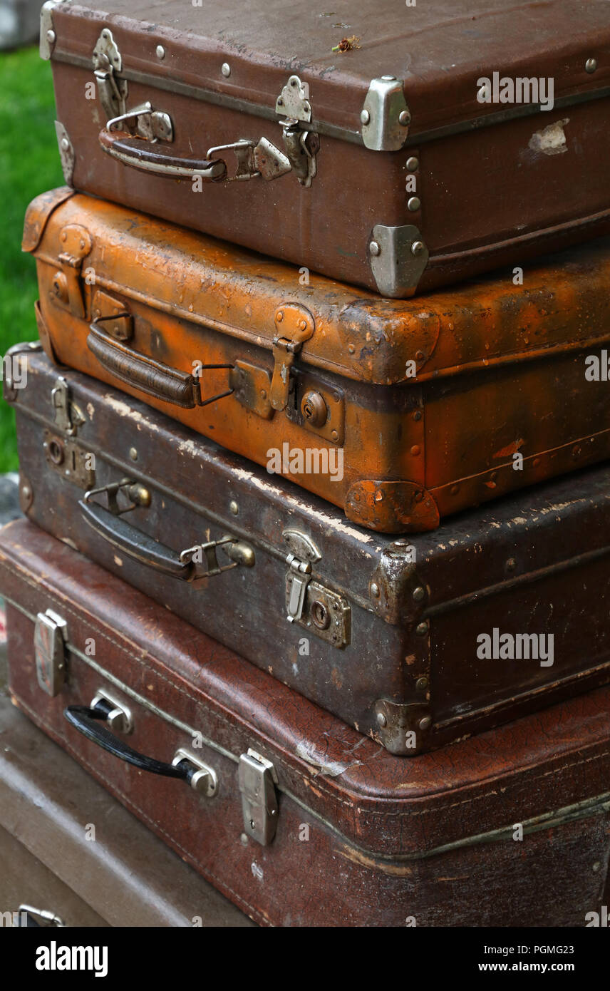 Stack di quattro vecchi antichi vintage grunge bagaglio da viaggio in pelle marrone trunk valigia, vicino, angolo alto vista laterale Foto Stock