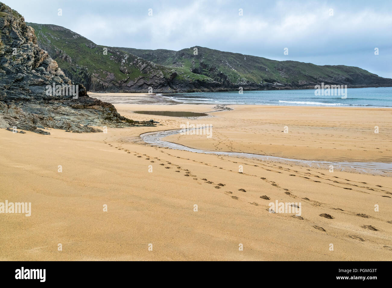 Piedi stampe su una remota spiaggia sabbiosa in Irlanda Foto Stock