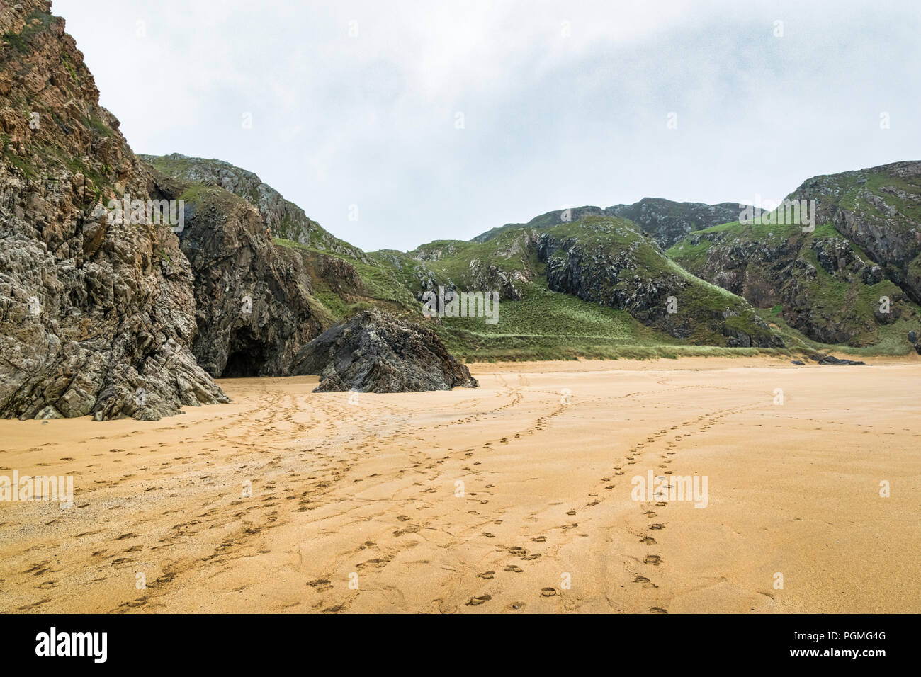 Piedi stampe su una remota spiaggia sabbiosa in Irlanda Foto Stock