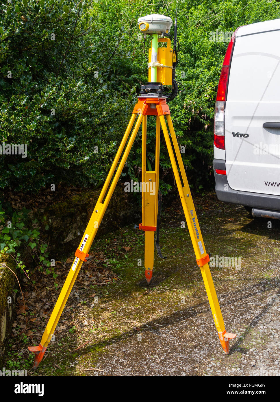 Trimble per il posizionamento globale il sistema a ricevitore montato sul suo treppiede. Foto Stock