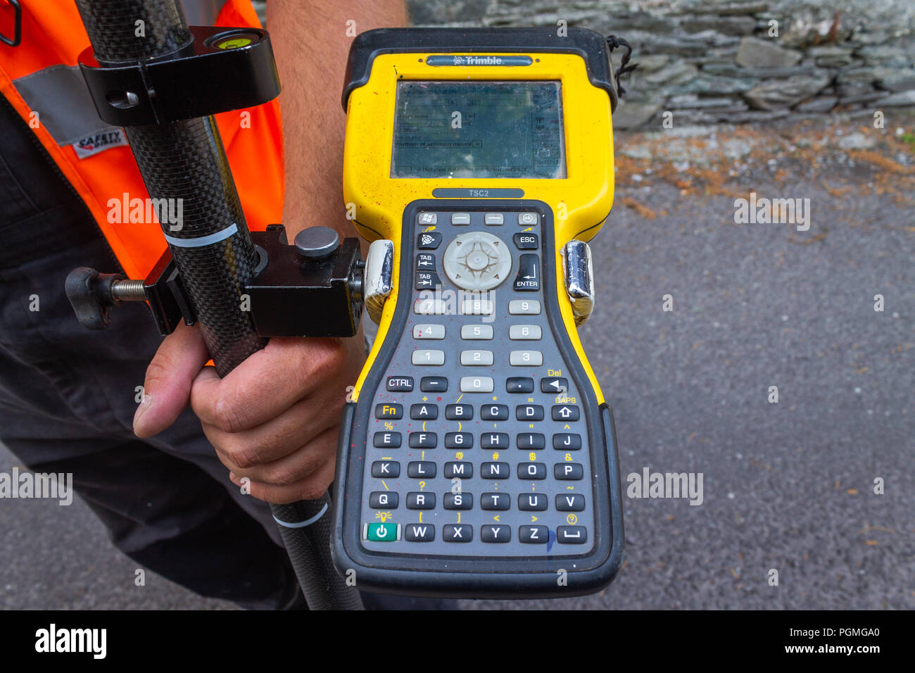 Geometra tenendo un trimble global positioning system controller. Foto Stock