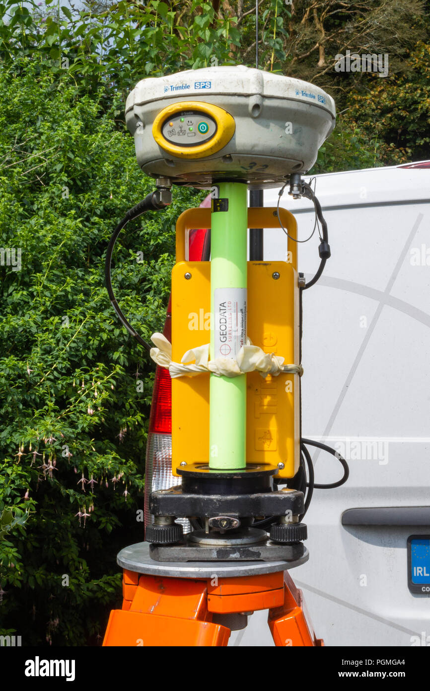 Trimble per il posizionamento globale il sistema a ricevitore montato sul suo treppiede. Foto Stock