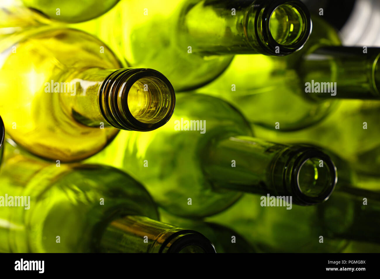 Vicino la pila di cinque vuoto lavato in vetro verde bottiglia di vino Colli, basso angolo vista laterale Foto Stock