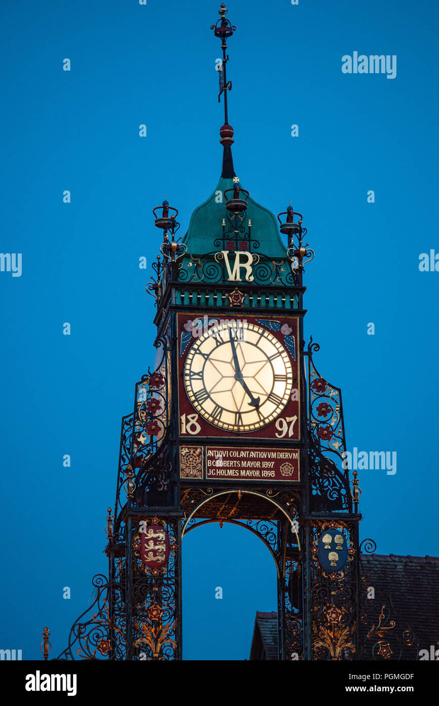 Il Eastgate Clock in Chester illuminato in inverno al crepuscolo Foto Stock