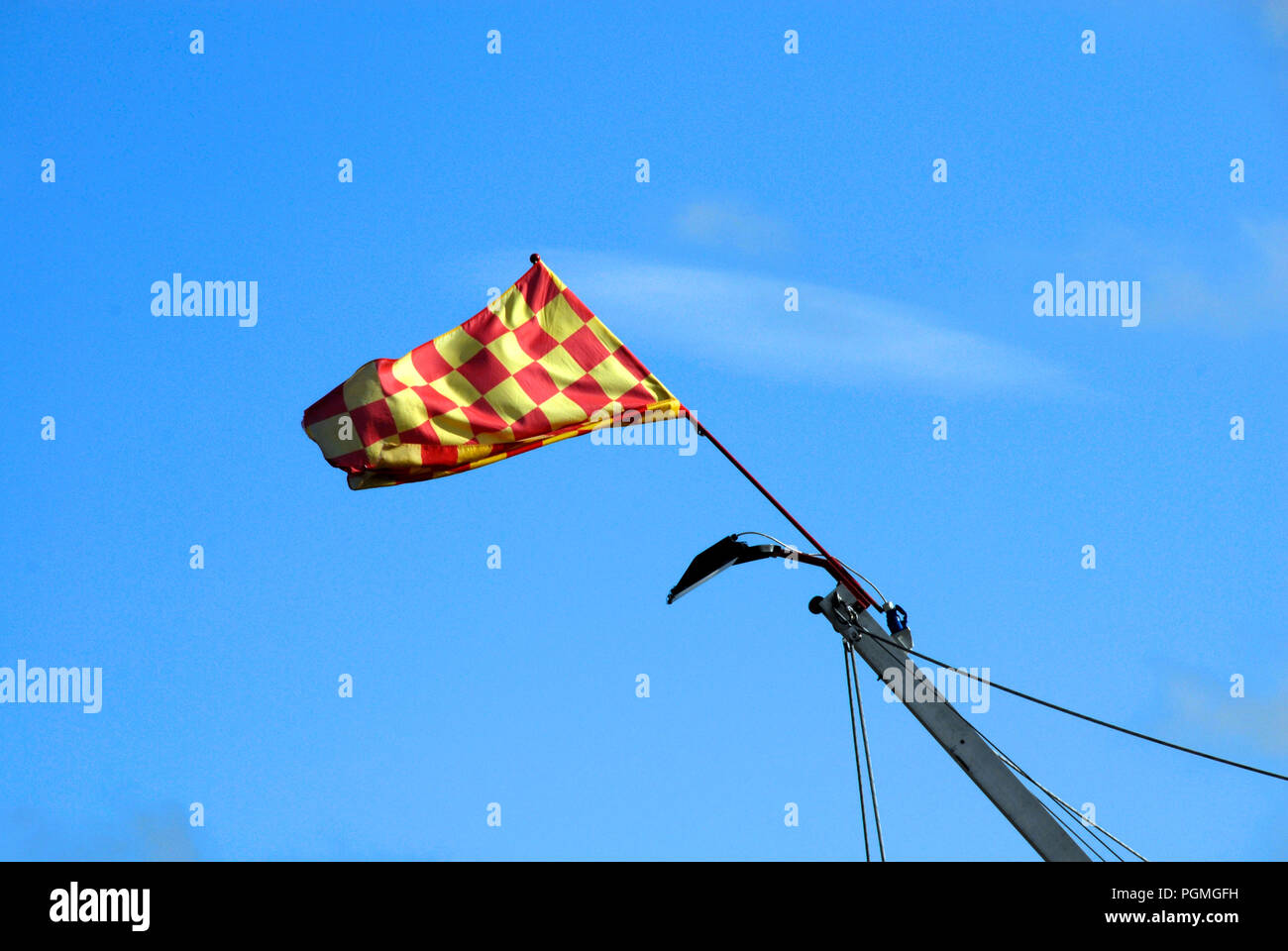 Rosso e giallo bandiera a scacchi volare al luna park Foto Stock