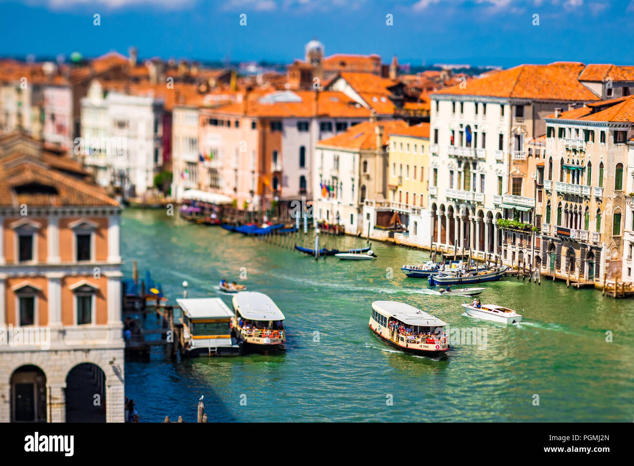 Una vista aerea dell'iconico grande canale con vaporetti ed edifici colorati a Venezia, Italia Foto Stock