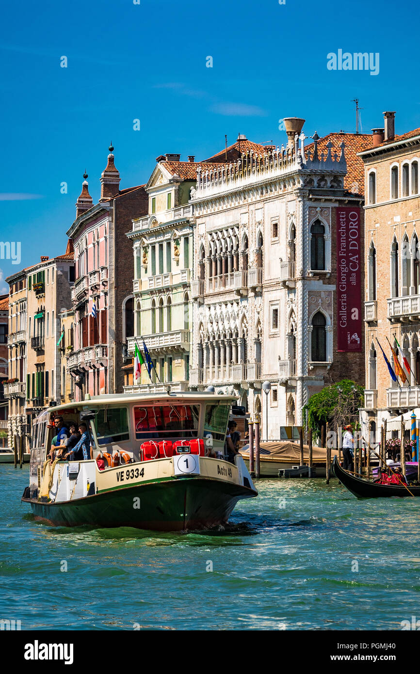 Un vaporetto sul Canal Grande di Venezia, ItalyVenice, Italia Foto Stock