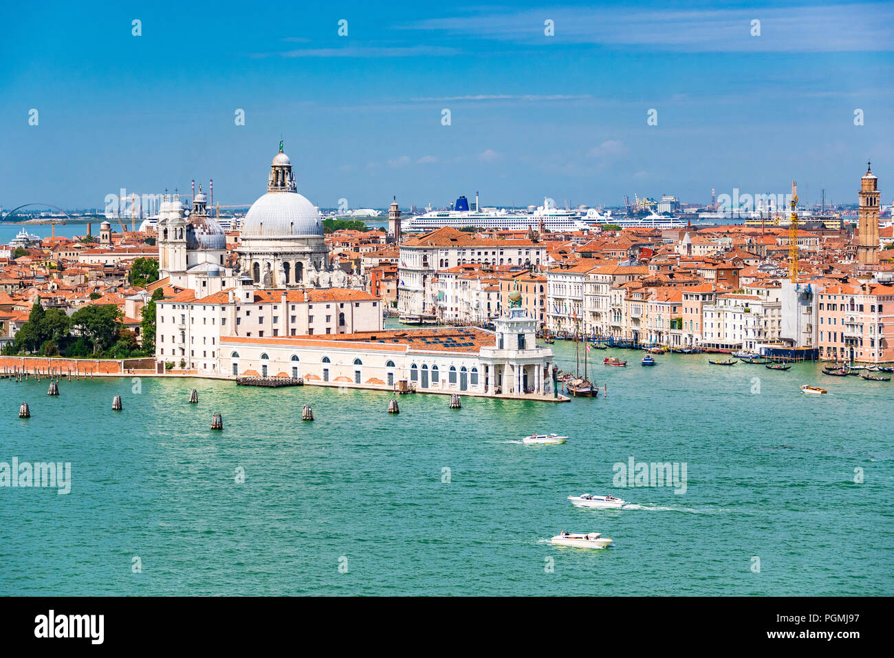 La Basilica di Santa Maria della Salute e la Punta della Dogana nel Dorsoduro sestiere di Venezia Foto Stock