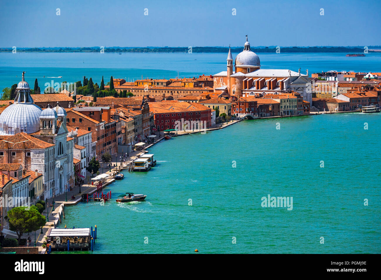 La riva del grande canale, la Riva degli Schiavoni, di fronte al canale della Giudecca di Venezia Foto Stock