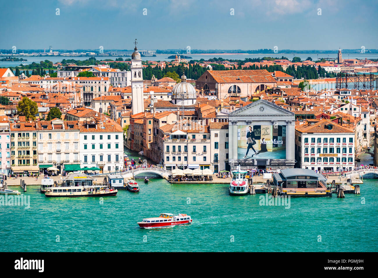 Riva degli Schiavoni e il campanile della Chiesa di San Giorgio 'Dei Greci' si elevano in alto a Venezia Foto Stock