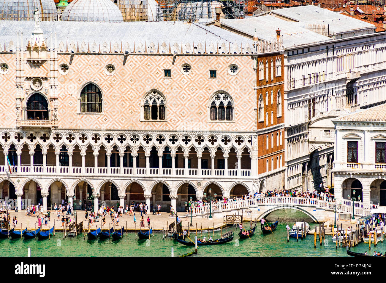 Il famoso Palazzo Ducale, il Palazzo Ducale, è un palazzo costruito in stile gotico veneziano e uno dei principali punti di riferimento di Venezia Foto Stock