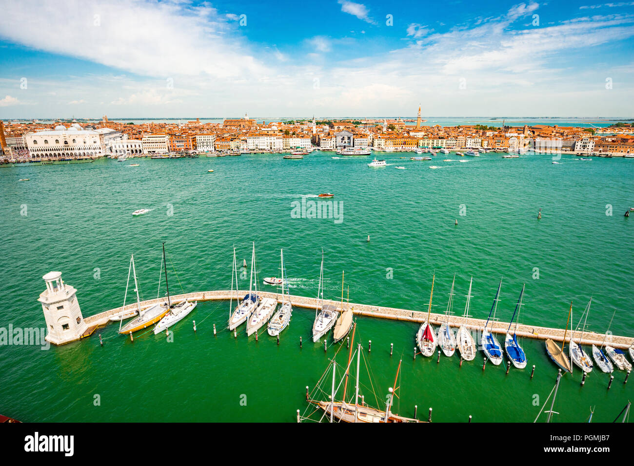 Vista panoramica dal campanile di San Giorgio (Campanile San Giorgio maggiore) del canale della Giudecca a Venezia Foto Stock
