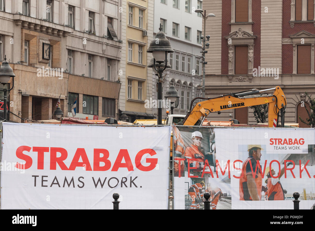 Belgrado, Serbia - Agosto 25, 2018: Strabag logo su uno dei loro siti di costruzione a Belgrado. Strabag è una società di costruzioni da Austria, uno Foto Stock