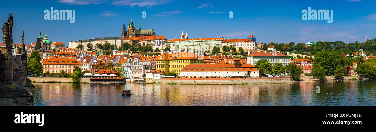 Panorama della città di Praga compreso il castello di Praga Foto Stock