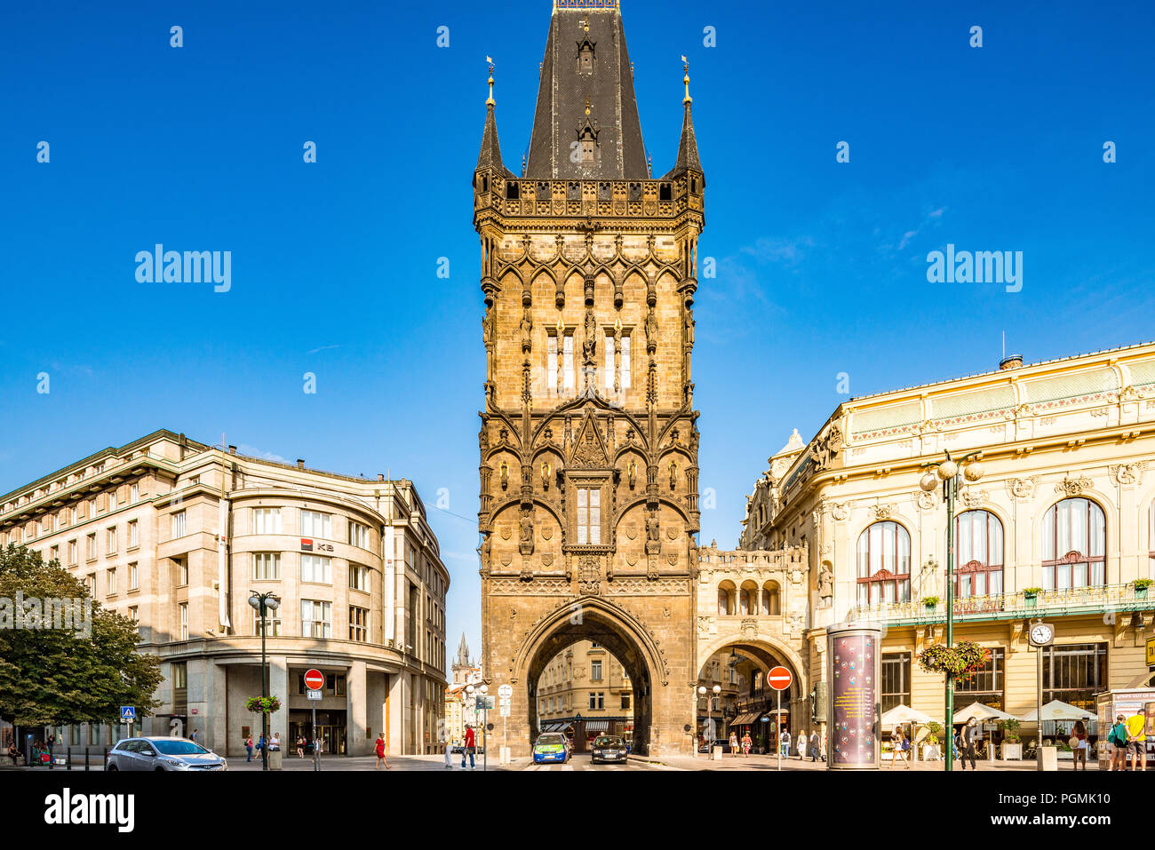 La Torre Delle Polveri o porta Delle Polveri è una torre gotica ed è una delle  porte originali della città di Praga. Separa la Città Vecchia dalla Città  Nuova Foto stock -
