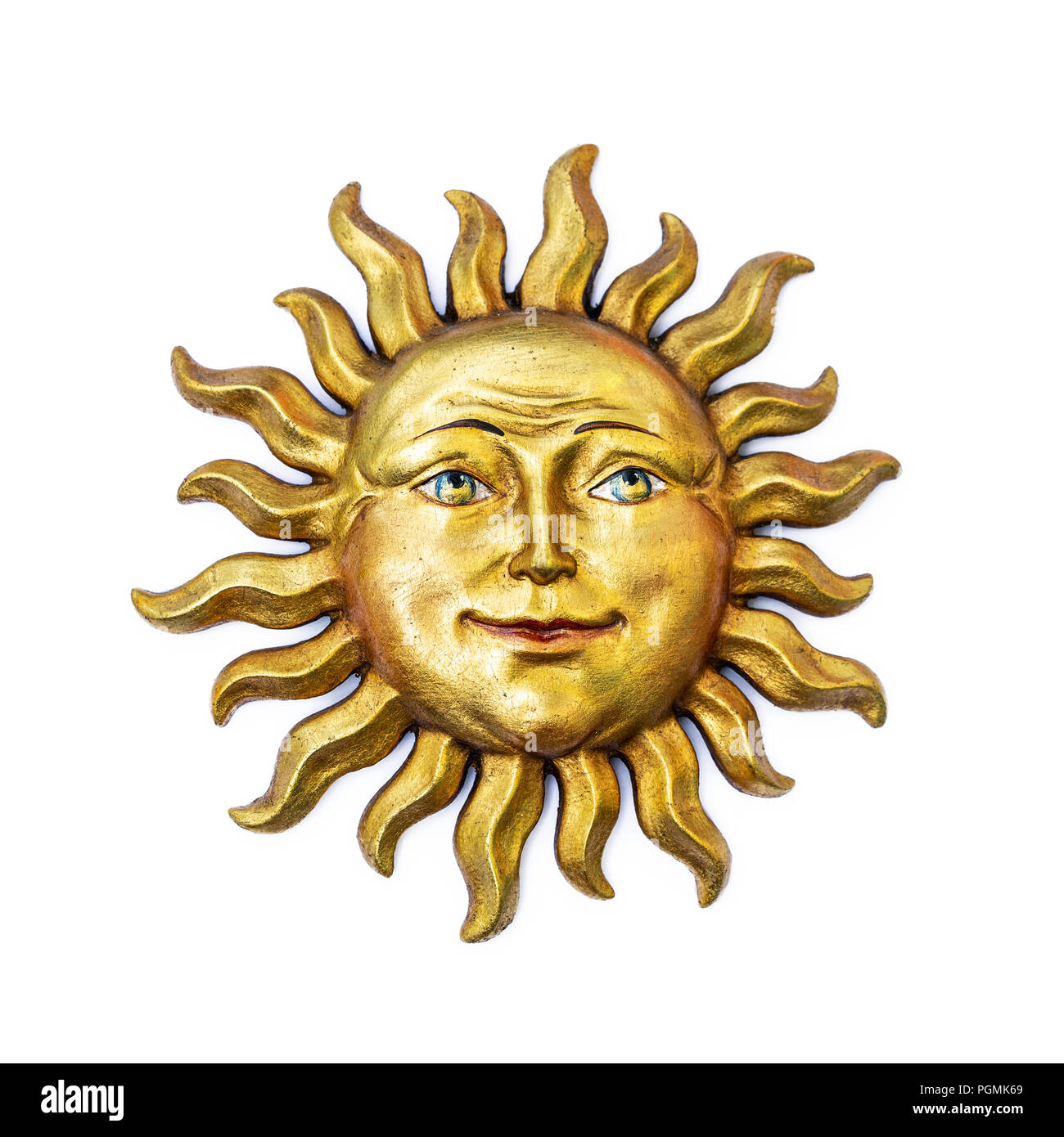 Golden Sun faccia simbolo con sunray isolato su bianco. Decor in legno ornamento simbolo dipinto sulla vernice dorata. Estate Meteo e segno di calore Foto Stock