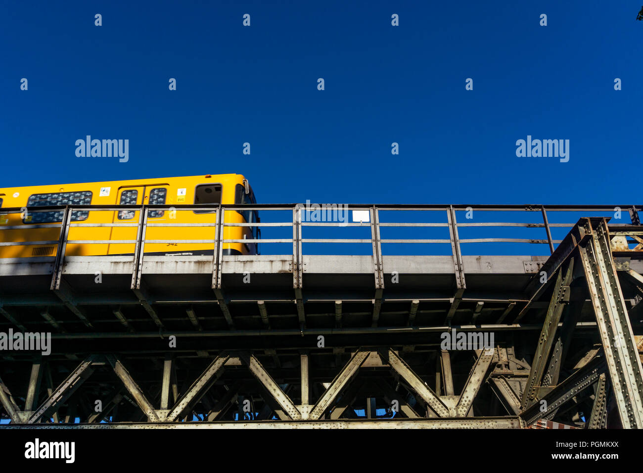 Berlino, Germania, Agosto 06, 2018: trenino giallo attraversamento ferrovia sopraelevata via Foto Stock