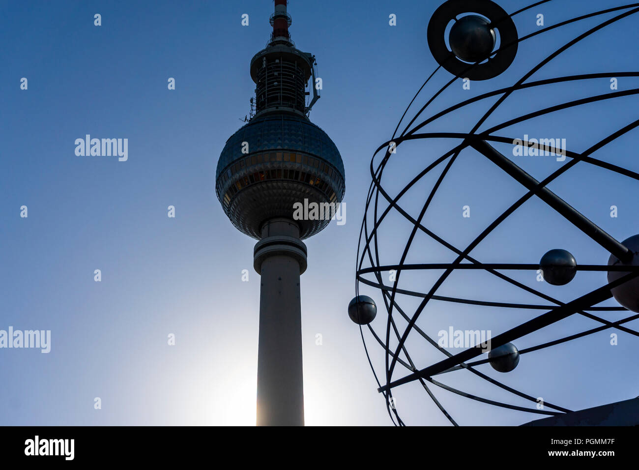 Berlino, Germania, maggio 08, 2018: Close-Up di Silhouette di Orologio mondiale e la Torre della TV ad Alexander Platz Foto Stock