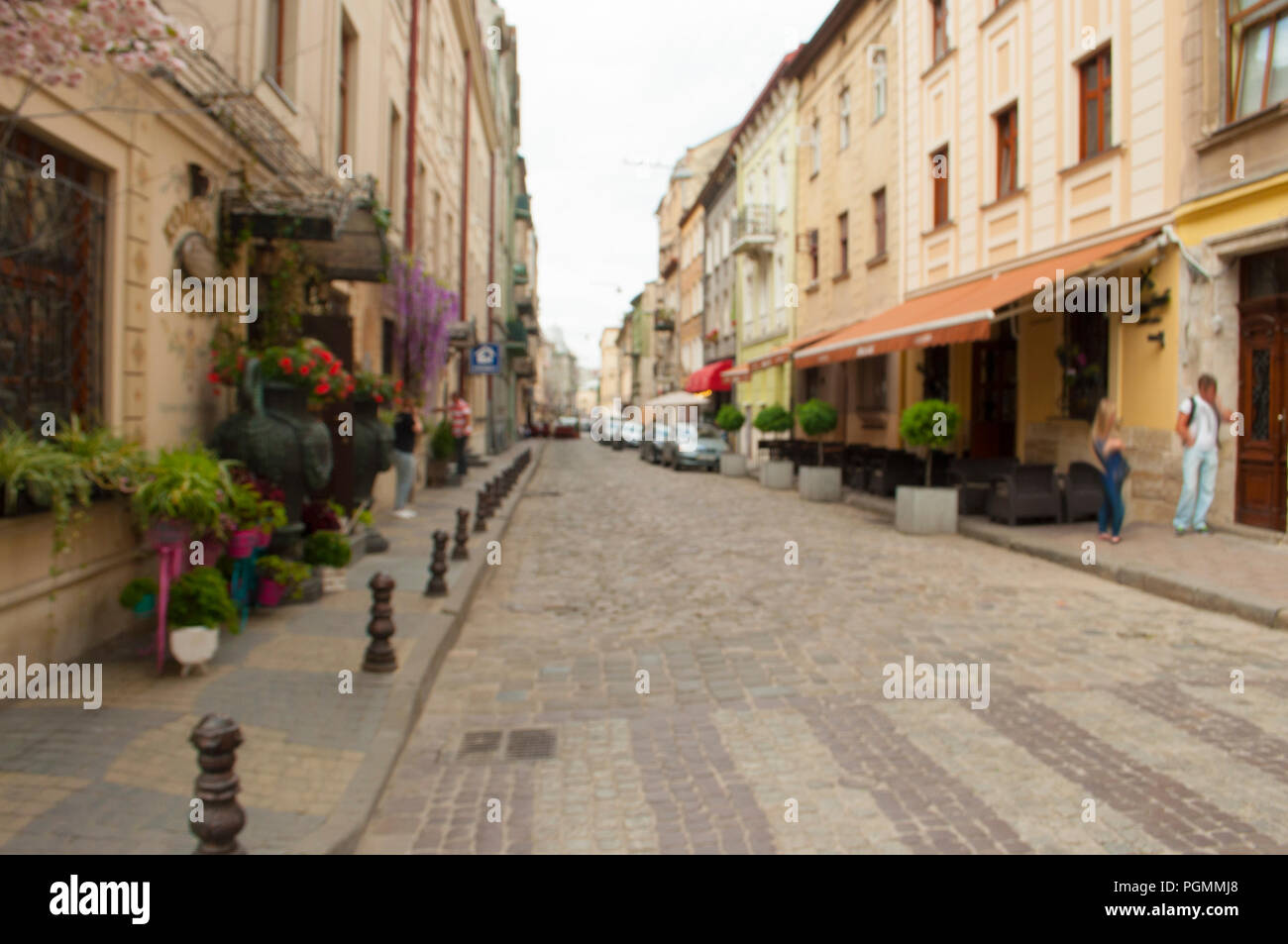 Vista di una vecchia piazza europea riempito con le persone in una piccola città magica. Serata promenade. Foto Stock